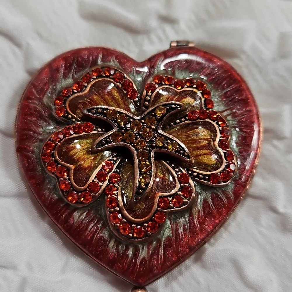 HEART SHAPED ENAMEL COMPACT WITH DUAL MIRROR 2